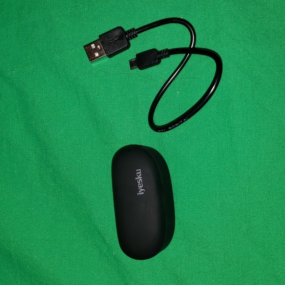 Iyesku True Wireless Bluetooth Earbuds Black with Charging Case and USB Cable - Picture 1 of 6